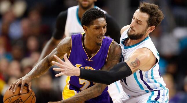 场上演绎其 场上演绎其